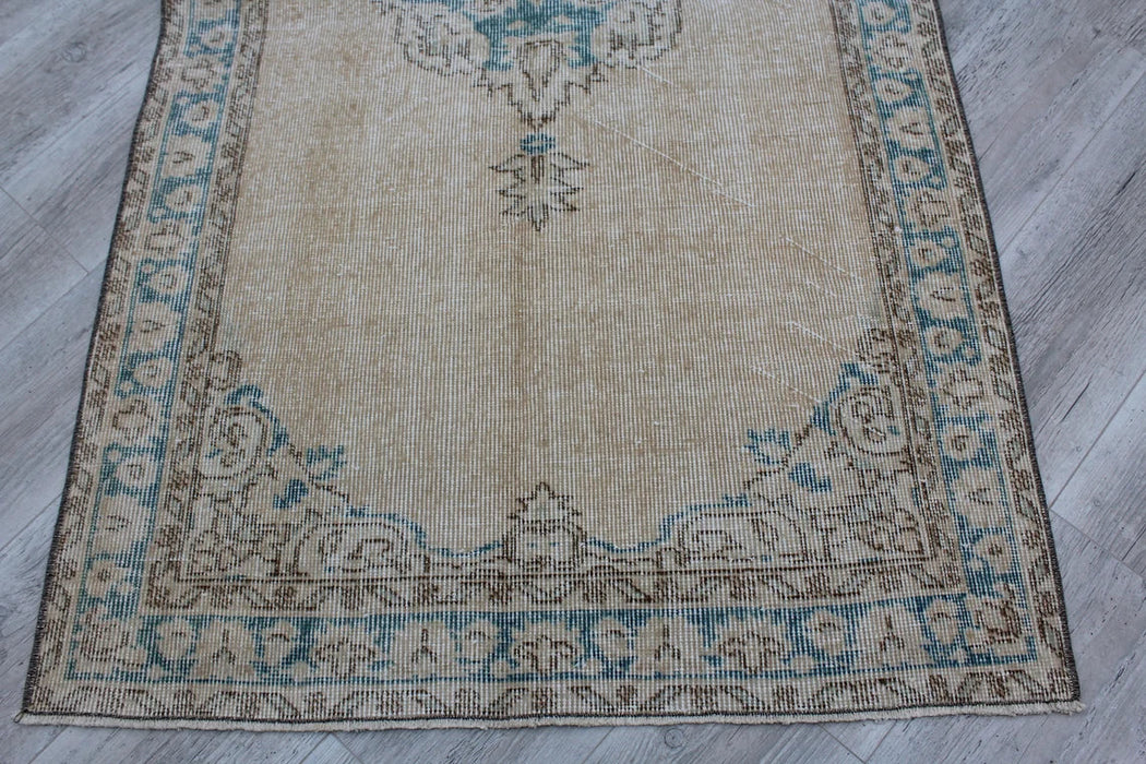 Vintage käsinsolmittu villamatto 101 cm x 187 cm