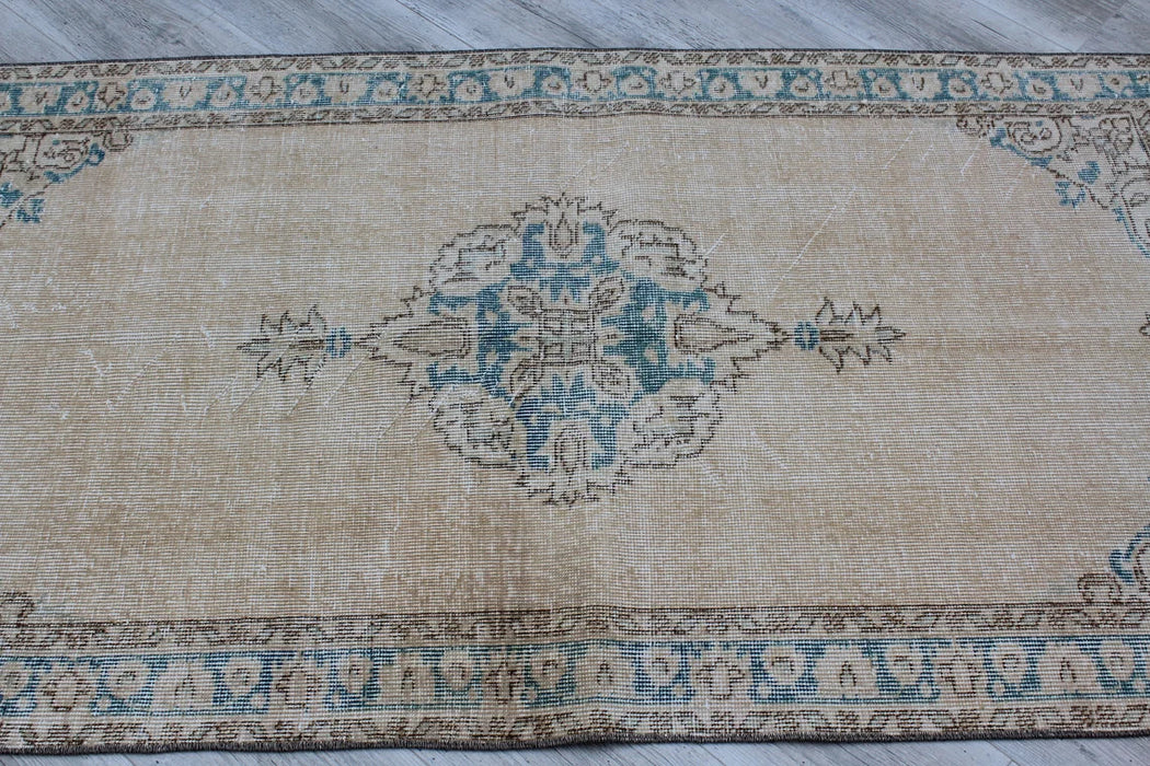 Vintage käsinsolmittu villamatto 101 cm x 187 cm