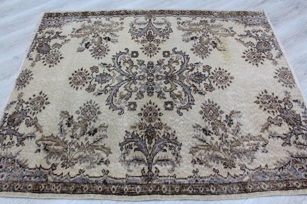 Vintage Hand-Knotted Wool Rug 123 cm x 145 cm Isparta Turkey