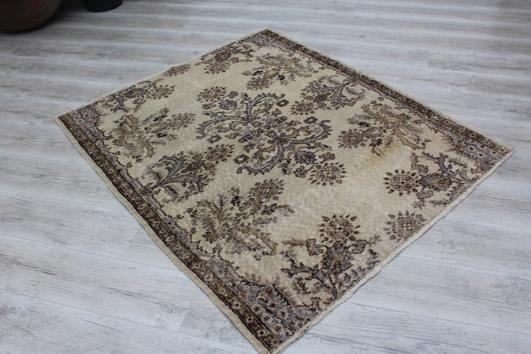 Vintage Hand-Knotted Wool Rug 123 cm x 145 cm Isparta Turkey