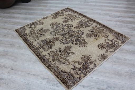 Vintage Hand-Knotted Wool Rug 123 cm x 145 cm Isparta Turkey