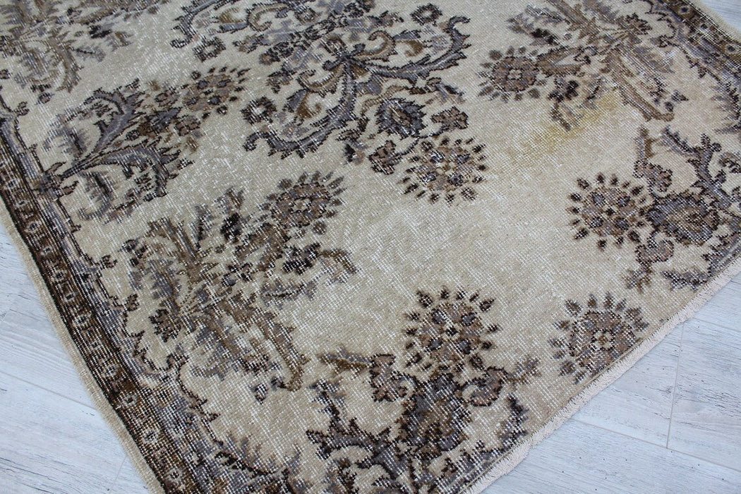 Vintage Hand-Knotted Wool Rug 123 cm x 145 cm Isparta Turkey