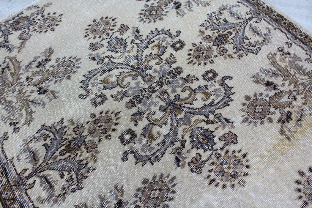 Vintage Hand-Knotted Wool Rug 123 cm x 145 cm Isparta Turkey
