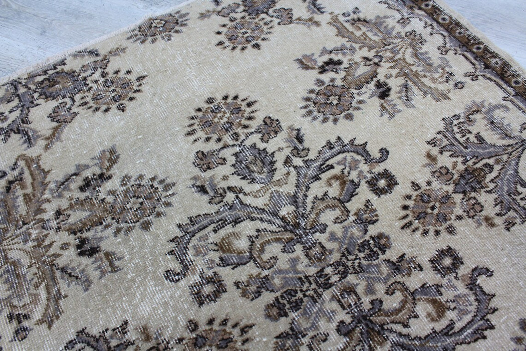Vintage Hand-Knotted Wool Rug 123 cm x 145 cm Isparta Turkey