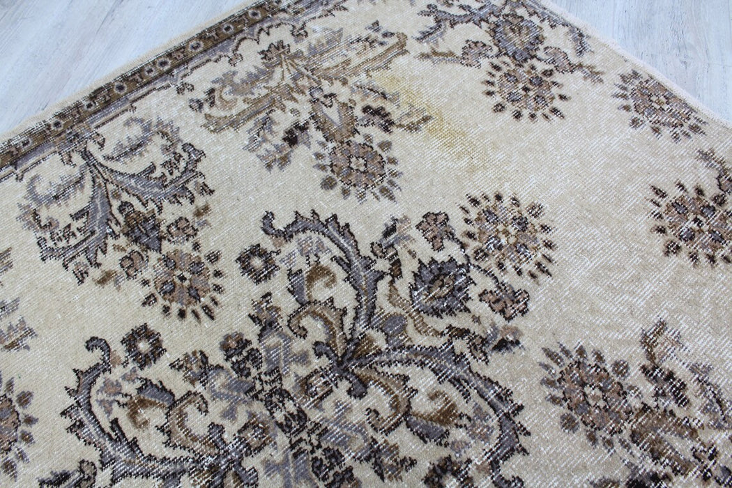 Vintage Hand-Knotted Wool Rug 123 cm x 145 cm Isparta Turkey