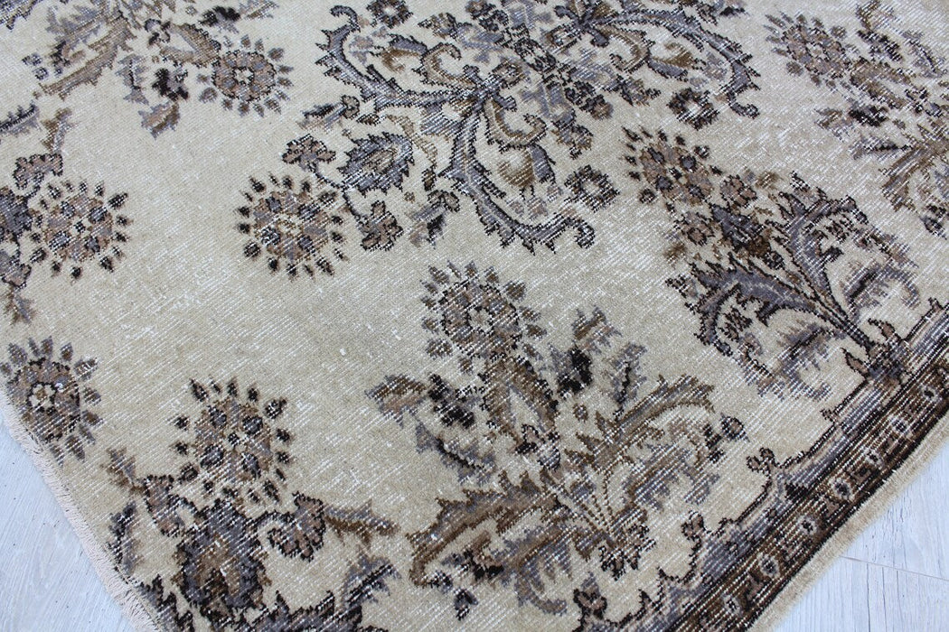 Vintage Hand-Knotted Wool Rug 123 cm x 145 cm Isparta Turkey