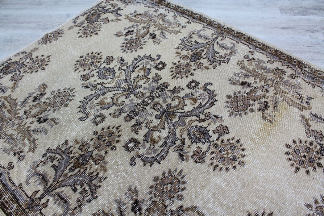 Vintage Hand-Knotted Wool Rug 123 cm x 145 cm Isparta Turkey