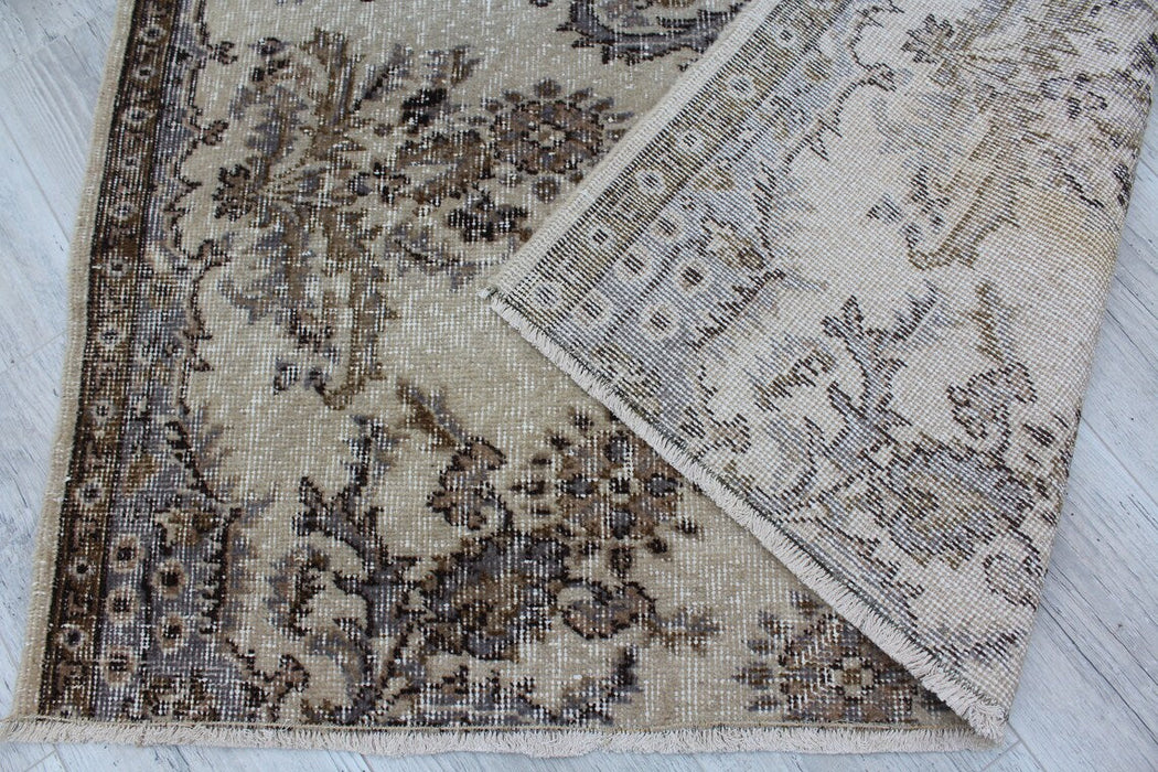 Vintage Hand-Knotted Wool Rug 123 cm x 145 cm Isparta Turkey