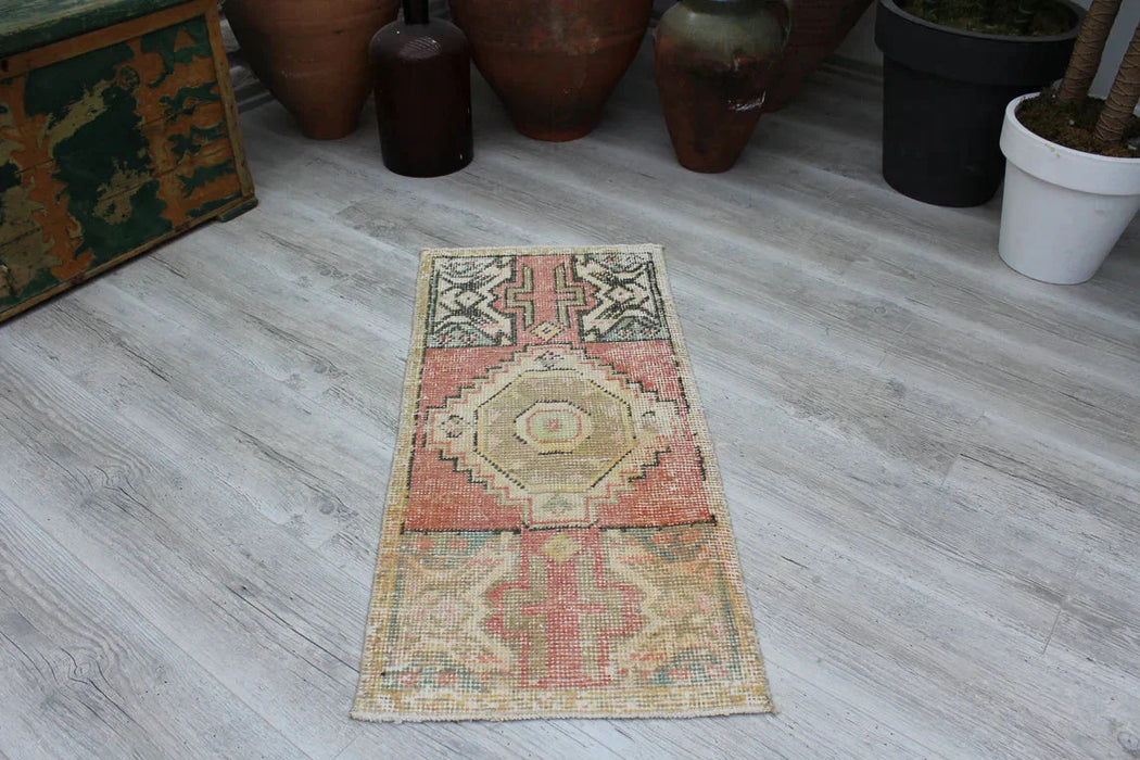 Vintage Hand-Knotted Wool Rug 43cm x 94cm Isparta Turkey