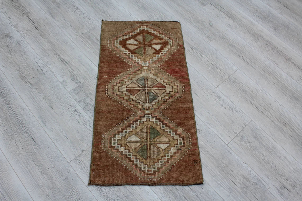 Vintage käsinsolmittu villamatto 46cm x 92cm Isparta Turkey