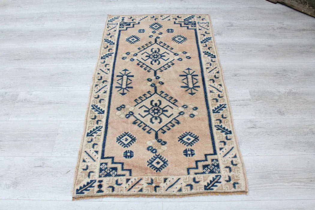 Vintage käsinsolmittu villamatto 71cm x 123cm Isparta Turkey