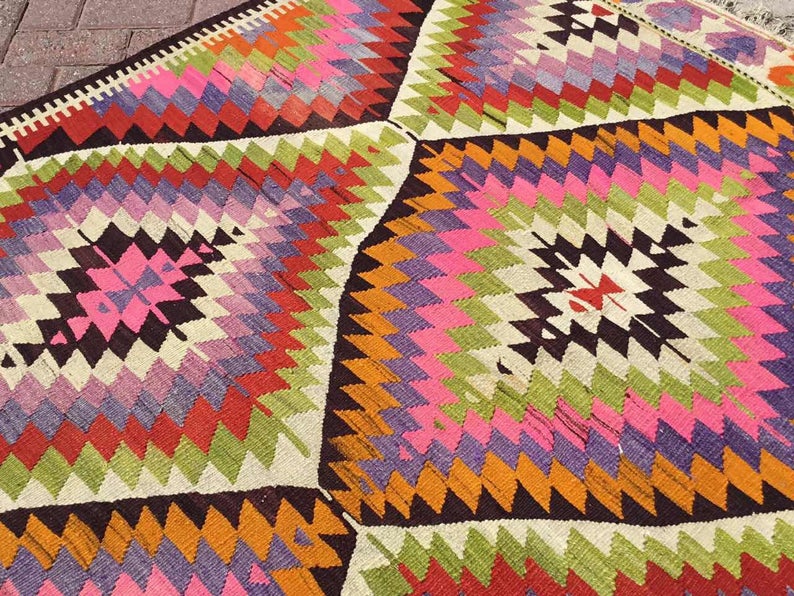 Vintage käsintehty Kilim-matto 264cm x 173cm lastenhuoneeseen