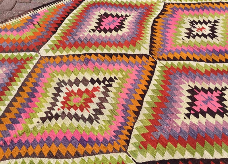 Vintage käsintehty Kilim-matto 264cm x 173cm lastenhuoneeseen