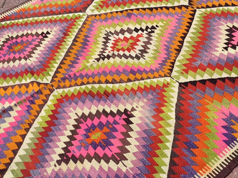 Vintage käsintehty Kilim-matto 264cm x 173cm lastenhuoneeseen