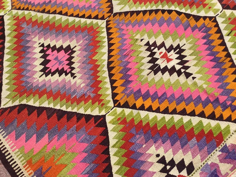 Vintage käsintehty Kilim-matto 264cm x 173cm lastenhuoneeseen