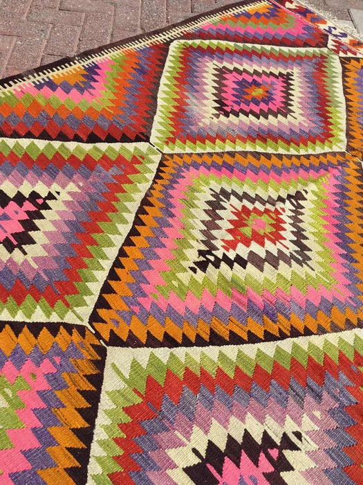 Vintage käsintehty Kilim-matto 264cm x 173cm lastenhuoneeseen