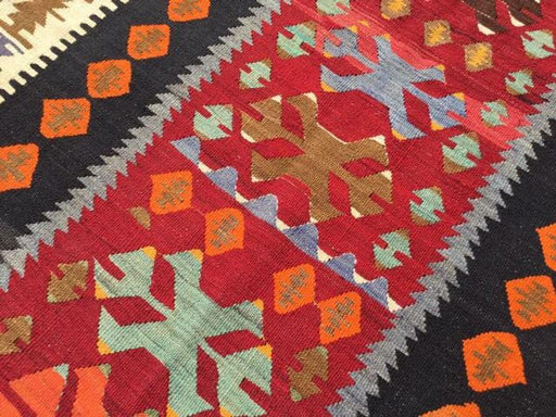 Vintage käsinkudottu Kilim-matto 135cm x 96cm ainutlaatuinen kappale