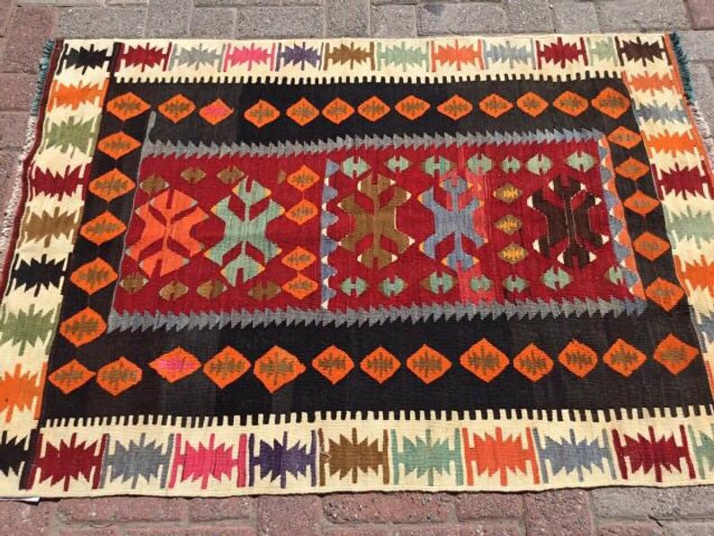 Vintage käsinkudottu Kilim-matto 135cm x 96cm ainutlaatuinen kappale