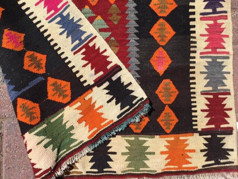 Vintage käsinkudottu Kilim-matto 135cm x 96cm ainutlaatuinen kappale