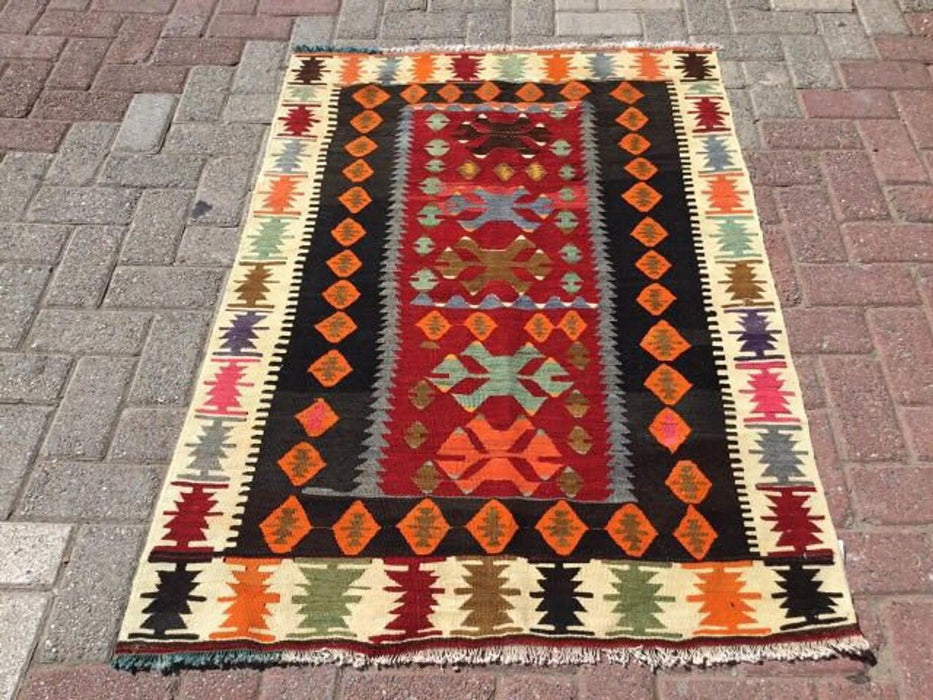 Vintage käsinkudottu Kilim-matto 135cm x 96cm ainutlaatuinen kappale