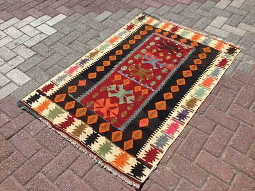 Vintage käsinkudottu Kilim-matto 135cm x 96cm ainutlaatuinen kappale