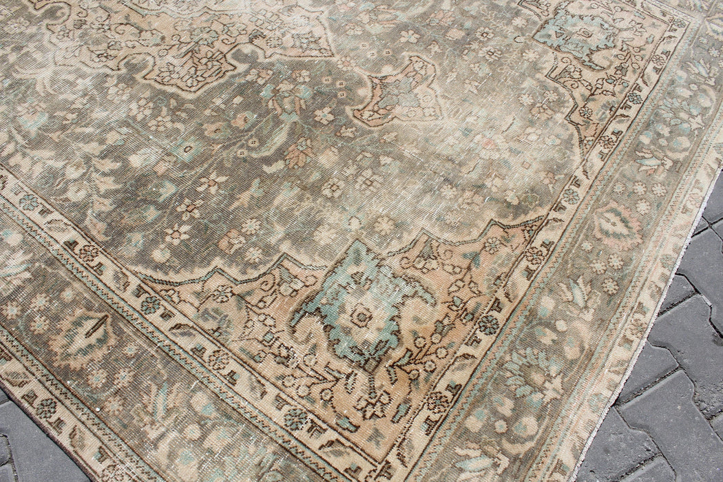 Vintage Isparta Turkish Rug 196cm x 293cm Hand-Knotted