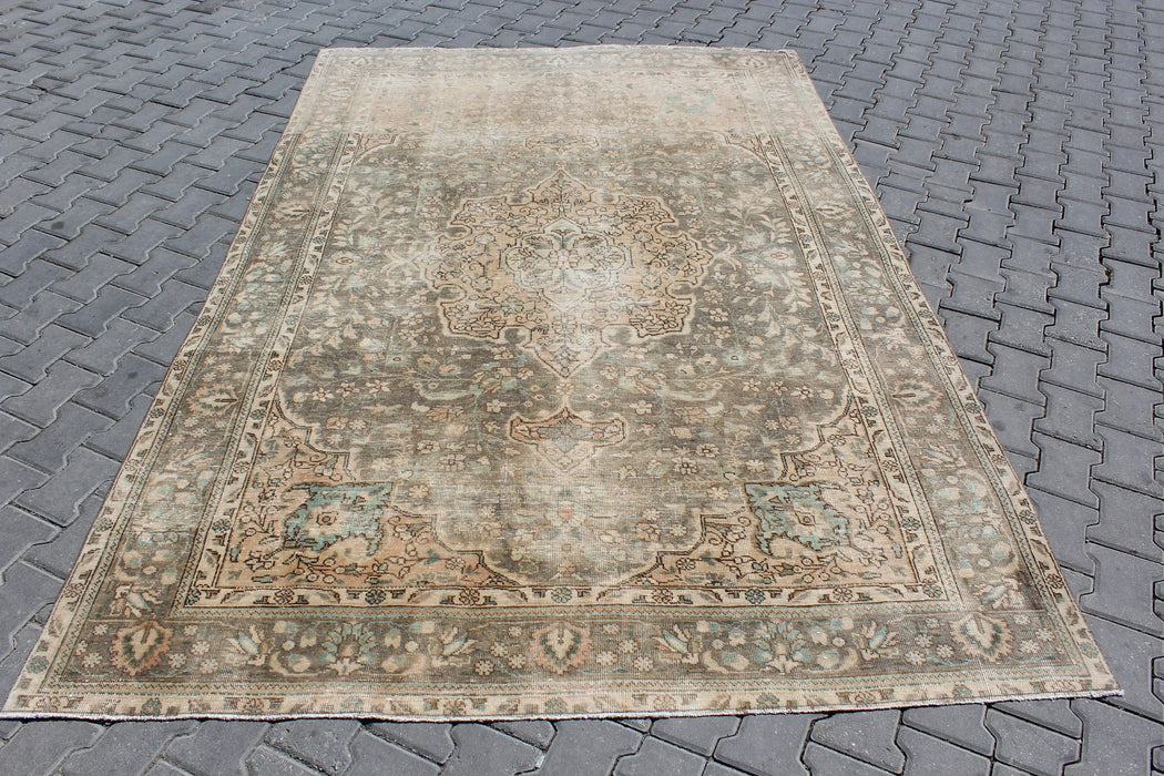 Vintage Isparta Turkish Rug 196cm x 293cm Hand-Knotted