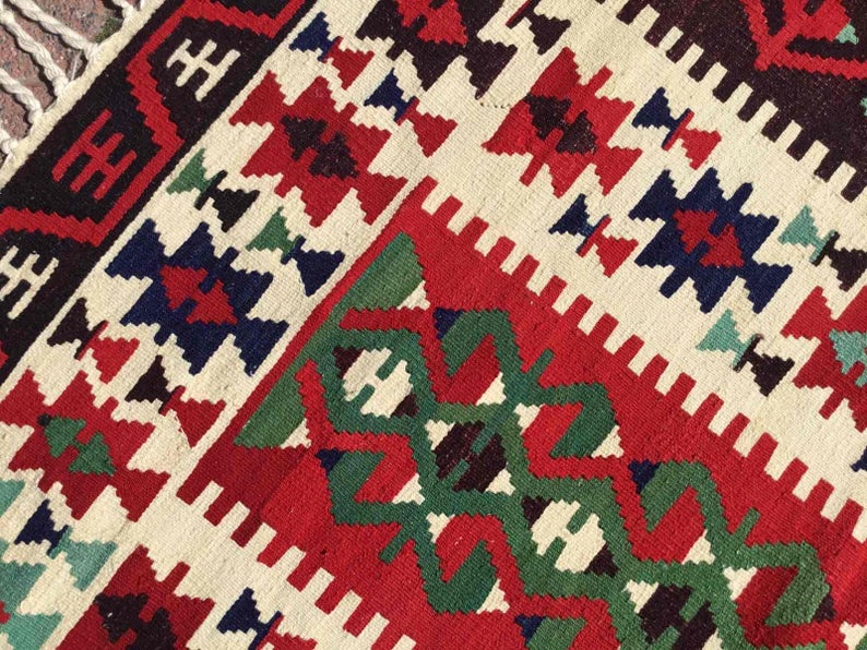 Vintage Kilim Rug 134cm x 95cm Made in Turkey