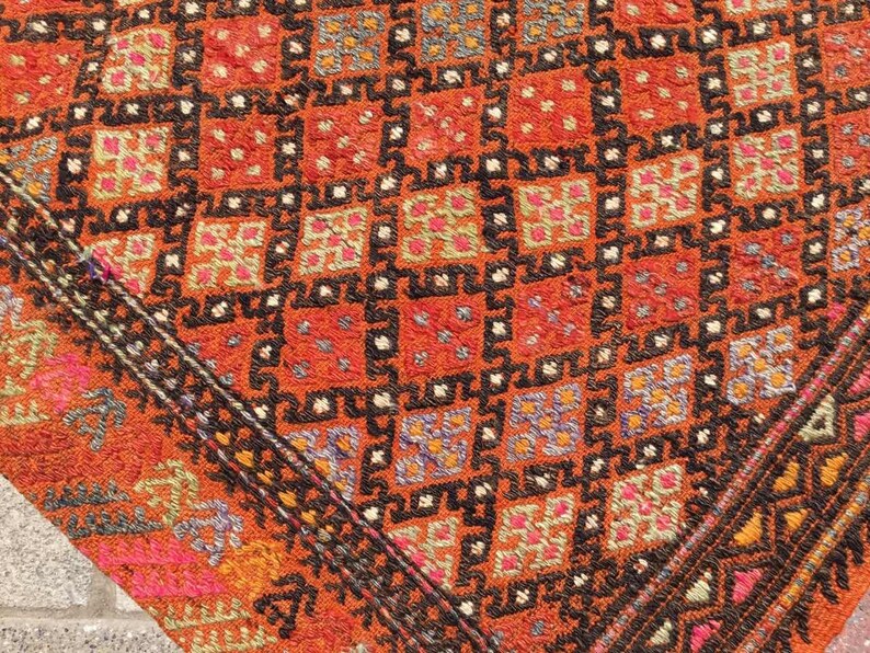 Vintage oranje tribal kelimkleed 116 x 110 cm uit Turkije