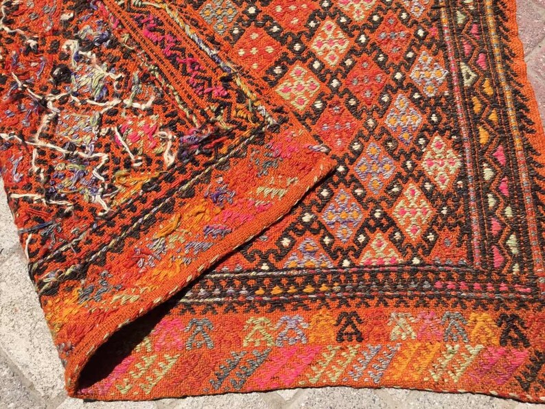 Vintage oranje tribal kelimkleed 116 x 110 cm uit Turkije