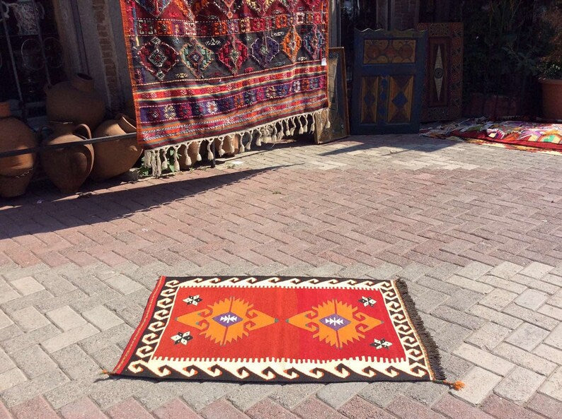 Tappeto Kilim vintage rosso e arancione, 107 cm x 75 cm, design turco