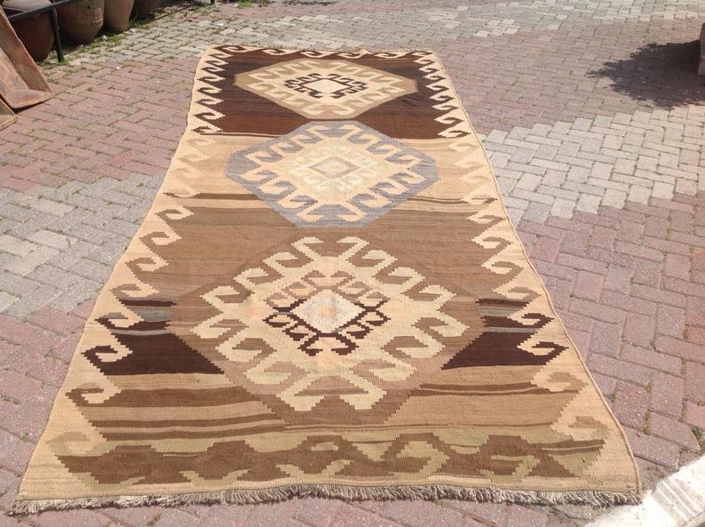 Vintage Turkse Kelim-tapijt 401 cm x 170 cm lichtbruin patroon