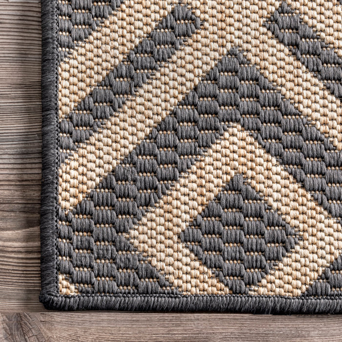 Winged Birdseye Lattice Rug for Indoor and Outdoor Use