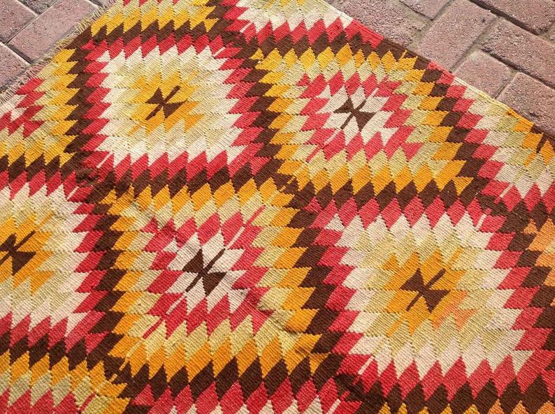 Tappeto Kilim giallo arancione 266 cm x 150 cm vintage realizzato a mano