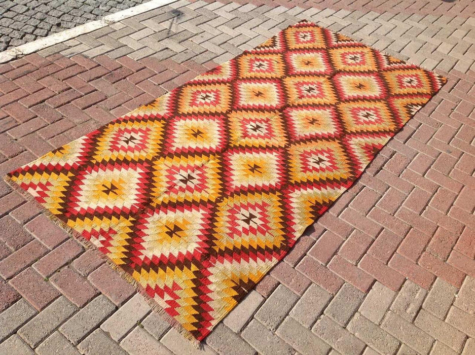 Tappeto Kilim giallo arancione 266 cm x 150 cm vintage realizzato a mano