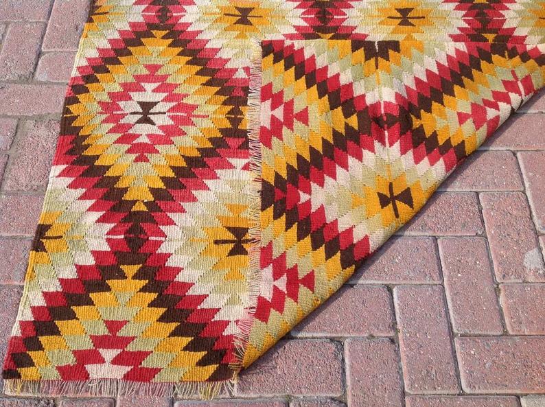 Tappeto Kilim giallo arancione 266 cm x 150 cm vintage realizzato a mano