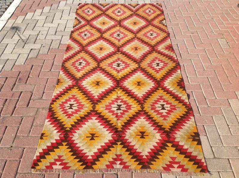 Tappeto Kilim giallo arancione 266 cm x 150 cm vintage realizzato a mano