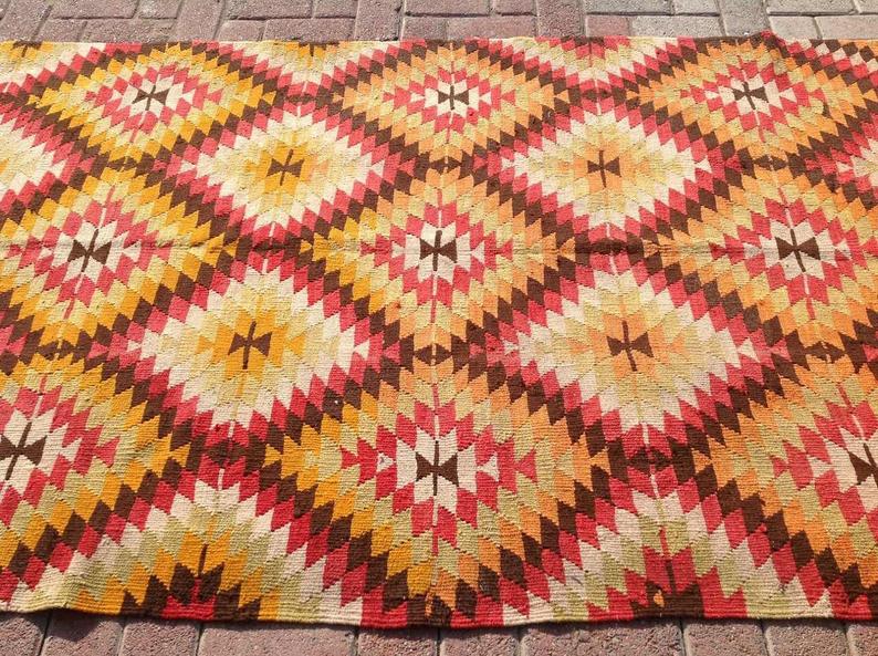 Tappeto Kilim giallo arancione 266 cm x 150 cm vintage realizzato a mano